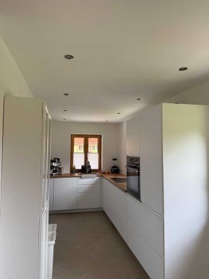 Neuwertige Wohnung mit dreieinhalb Zimmern sowie Balkon und Einbauküche in Jachenau