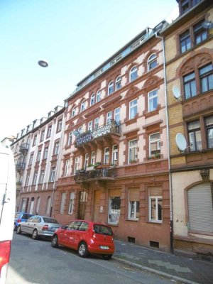Schöne 2 Zimmer-Altbauwohnung in zentraler Lage zu vermieten  www.immo-kraemer.de