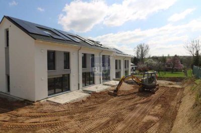 Familienheim in Feldrandlage: Erstbezug, Energie A+, Wohlfühlbad, Terrasse, Keller, 2 Stellplätze, P
