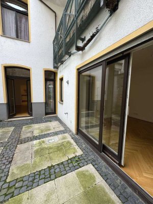 Großzügige Terrassenwohnung in zentraler, ruhiger Hinterhauslage