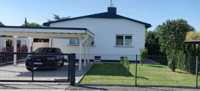 Moderner vollmöblierter Bungalow mit 236 m² Wohn- Nutzfläche, Gartenhaus, Carport, großer Garten