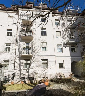 Altbauwohnung + Balkon im ruhigen Rückgebäude + provisionsfrei