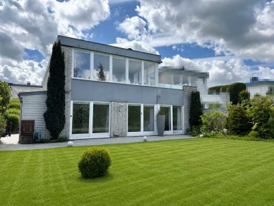 Lichtdurchflutete Architektenhaushälfte - großzügiges Wohnen auf zwei Ebenen in Flensburg