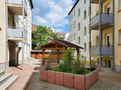 WG-geeignete Dachgeschosswohnung (EBK & Möbel auf Wunsch!)