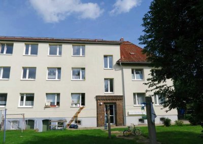 Schöne 2 Zi-Wohnung mit sep. Küche, Laminatboden, Duschbad in Halle-Seeben