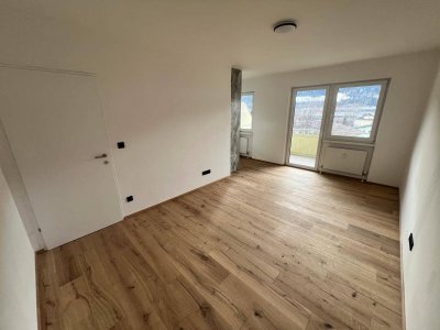 PRIVAT PROVISIONSFREI: Moderne, kernsanierte 1 Zimmer Wohnung mit Südbalkon, Parkplatz und Keller, zentrumsnahe Hall i. T.