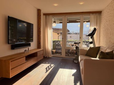 Möblierte Wohnung in Mils: Kernsaniert, Altholz-Akzente und Süd-Balkon