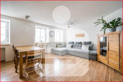 Gepflegtes Wohnen mit Alpenblick: Lichtdurchflutete Etagenwohnung mit eigenem Gartenanteil