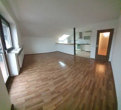 Gepflegte 3-Zimmer-Dachgeschosswohnung mit Balkon und Einbauküche in Rosenheim