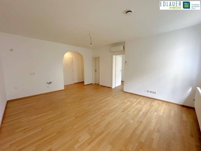Erstklassig sanierte Altbauwohnung mit Klimaanlage und Balkon!