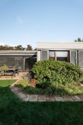 Kernsanierter 60's Architekten-Bungalow mit bodentiefen Glasfronten, Naturgarten und Designerküche