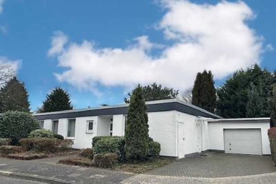 NEUES ANGEBOT - Zeitloser Klassiker: Freistehender Bungalow mit Garage direkt am Haus