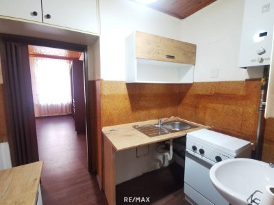Praktisch für Singles. 1 Zimmer, renovieren / sanieren. Auch Sofortbezug.