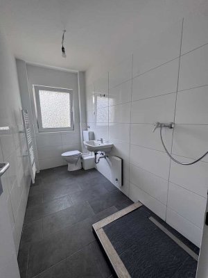 ** frisch sanierte 3 Zimmer Wohnung im 1. OG mit Dusche** Vermietbar ab 01.10.2025 !