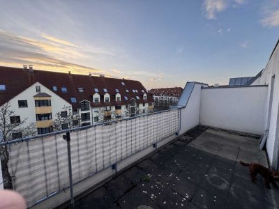 Dachgeschosswohnung mit zwei Dachterrassen im Univiertel (Sanierung im April 2026)