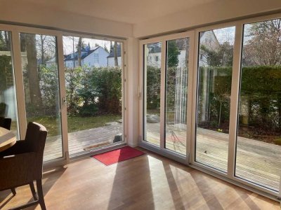 Wohnen im Grünen – stilvolle Gartenwohnung mit zwei Terrassen