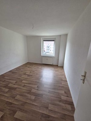 gut geschnittene 3-Raum-Wohnung mit Wannenbad und Fenster, Balkon, Keller, Kabel-TV