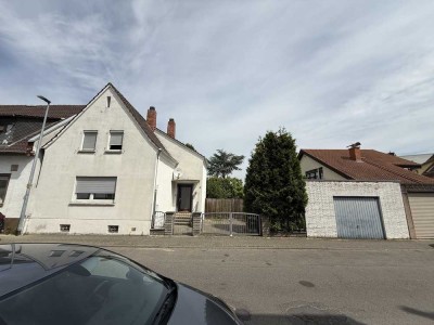 Einfamilienhaus mit Garage und großem Garten - renovierungsbedürftig mit viel Potenzial