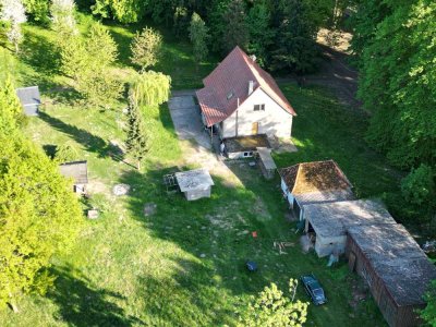 Handwerker aufgepasst! Einfamilienhaus in sehr schöner Lage mit großem Grundstück
