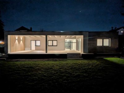 Erstbezug nach High-End Sanierung: Schlüsselfertiger Design-Bungalow mit Open-Living & großem Garten