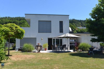 Das Leben am Wörthersee genießen: Schlichtes Einfamilienhaus mit Doppelcarport in grüner Umgebung zu verkaufen