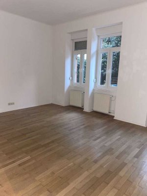Sonnige 4 ZKB Erdgeschoß Altbau-Wohnung, Luisenstraße