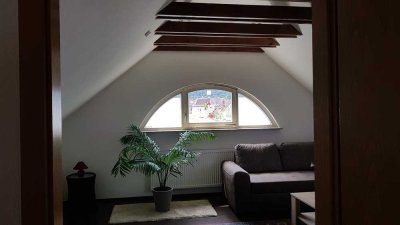 Single - Appartement: Vollständig möblierte stilvolle 2,5-Zimmer-DG-Wohnung