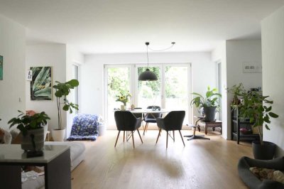 Terrassenwohnung mit Blick ins Grüne: Stilvolle 4-Zimmer-Wohnung in München-Waldtrudering