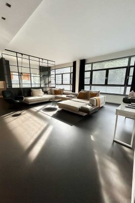Privates Luxusloft mit 60 m² Terrasse & Car-Lift – Einzigartige Design-Ikone im Herzen Kreuzbergs