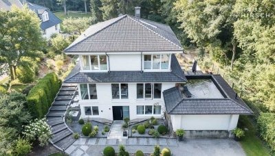 Architektonisches Meisterwerk in den Elbvororten: Lichtdurchflutete Luxus-Villa mit Parkgrundstück