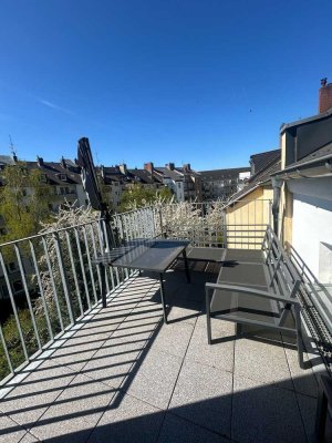 Komplett möblierte, sanierte Dachgeschosswohnung - mit Einbauküche, Balkon u. Klimaanlage