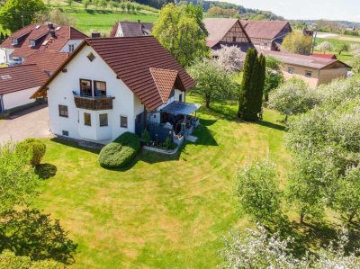 Wilhelmsdorf – Gepflegtes 2- bis Dreifamilienhaus mit Blick in die Obstgärten.. Anleger priorisiert!