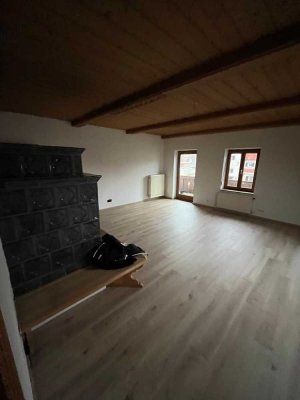 Großzügige 2-Zimmer-Wohnung mit Wohnküche, Kachelofen und Balkon