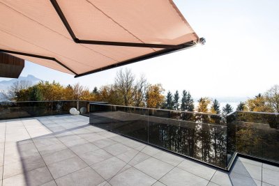 Penthouse am Mondsee – Ein Rückzugsort der Extraklasse! Hochwertige Vollholz-Architektur, 4 Terrassen und spektakulärer Panoramablick auf den Mondsee – bezugsfertig und barrierefrei.