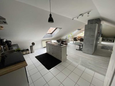 Sehr schöne helle 2,5-Raum-Dachgeschosswohnung mit Balkon  und Einbauküche in Lollar