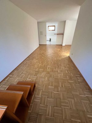 Sofort verfügbar. Helle und geräumige 2,5 Zimmerwohnung mit Gartenterrasse in Stutensee