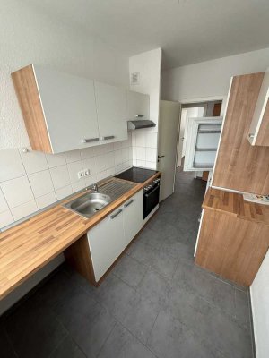 3- Raum Wohnung mit Einbauküche, Wannenbad und Balkon
