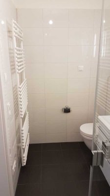 Stilvolle, neuwertige 2-Zimmer-Wohnung mit Balkon und EBK in Augsburg