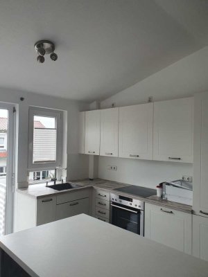 Moderne Dachgeschosswohnung mit Charakter in zentraler Lage – Aufzug, Einbauküche und mehr