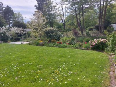 ***Top 3 Familienhaus***, vermietet, schöner Garten, massiv gebaut, unterkellert, 2 Garagen, Stellpl