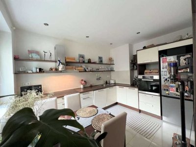 Ansprechende und vollständig renovierte 2-Zimmer-Wohnung mit Balkon und EBK in Uehlfeld