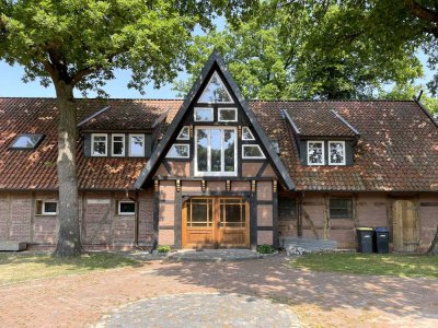 Moderne Wohnung im Obergeschoss eines "Stallgebäudes" mit großer 3er Garage auf Resthof