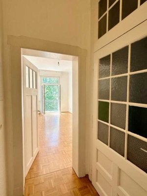 Wertbeständige Anlage: Lichtdurchfluteter, san. Altbau, 50m zum Einkaufen, Cafés, freier Blick, Ruhe