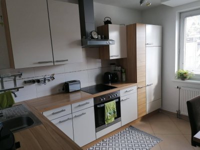 ETW mit ca. 78 m² Wohnfläche, Wohnzimmer mit Ofen, Küche mit Essplatz, 2 Schlafzimmer, Badezimmer mit Dusche und Wanne, Abstellraum, sep. Toilette, 2 Balkone, Garagenplatz, Kellerabteil
