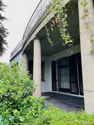 Beeindruckende Villa mit großem Grundstück in bester Lage