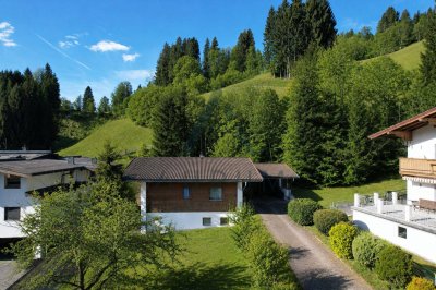 Altbestand auf großem Grundstück in Hanglage