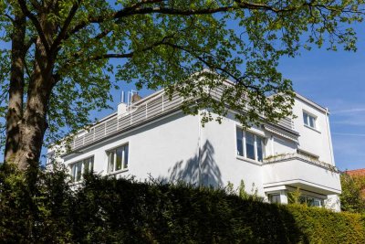 Sanierte Wohnetage in Bauhausarchitektur mit umlaufender Terrasse - von privat