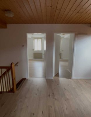 IN RENNOVATION 9-Zimmer-Maisonette-Wohnung mit Balkon und EBK in Ebhausen