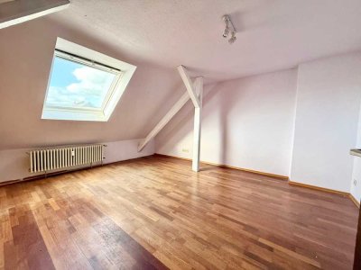 Nette Dachgeschosswohnung in ruhigem 4-Familienhaus