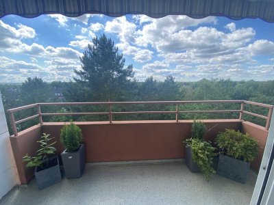 Modernisierte 4-Zimmer-Wohnung mit Balkon und Einbauküche sowie Pool und Saunazugang in Reinbek